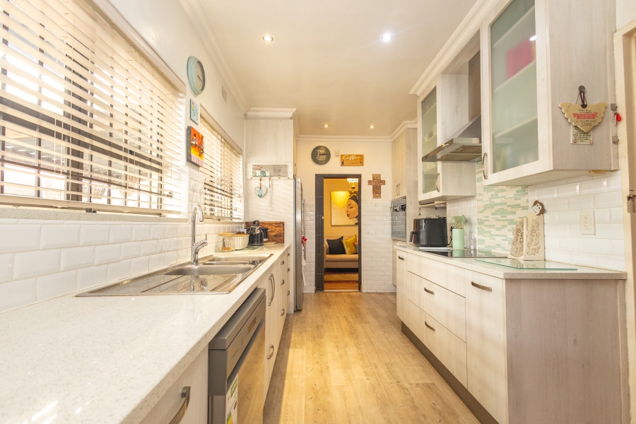 5 Bedroom Property for Sale in Ferndale Western Cape